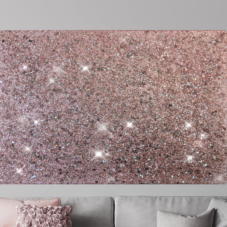 Puede incluir: Primer plano de un fondo de purpurina de color oro rosa. La purpurina es muy fina y crea un efecto brillante.