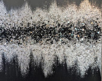 Puede incluir: Pintura abstracta con fondo negro y purpurina plateada. La purpurina está dispuesta en forma de onda, creando una sensación de movimiento y profundidad.