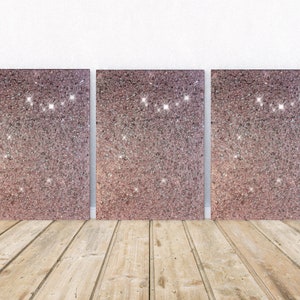 Puede incluir: Tres lienzos cuadrados con un fondo brillante rosa y blanco. Los lienzos est&aacute;n dispuestos horizontalmente en un suelo de madera.