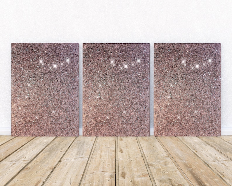 Puede incluir: Tres lienzos cuadrados con un fondo brillante rosa y blanco. Los lienzos est&aacute;n dispuestos horizontalmente en un suelo de madera.