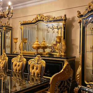 Lujoso juego de sala de estar antiguo barroco completo con lámparas de araña, muebles de salón franceses vintage dorados y negros, sofás, sillones, armarios y comedor.