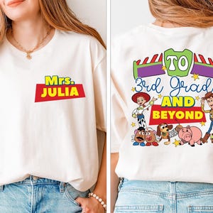 Camiseta personalizada de Toy Story para profesores con nombre y grado, camiseta Disney Teacher Story Beyond, camiseta Pixar para la vuelta al cole.