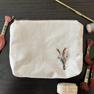 Mäppchen | genäht | handgestickt | für Kosmetik | Künstlerbedarf | Bastelbedarf | Die gestylte Näherin