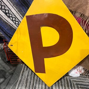 Letrero "P" de madera vintage pintado