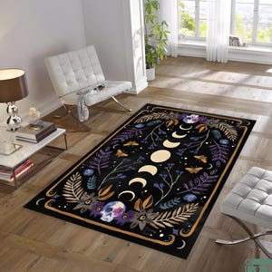 Può includere: Tappeto rettangolare nero con un design celeste. Il tappeto presenta fasi lunari, elementi floreali, farfalle e un teschio. Il bordo è dorato. Il tappeto è antiscivolo, antibatterico, lavabile e adatto.