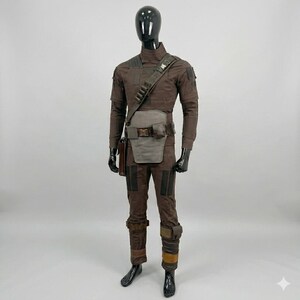 Op de afbeelding: Een bruin kostuum met een hoge kraag, schouderband en meerdere zakken. De outfit bestaat uit een shirt met lange mouwen, een broek en een gereedschapsriem. De mannequin draagt zwarte handschoenen en laarzen, en het algehele ontwerp suggereert een futuristisch of sciencefiction thema.