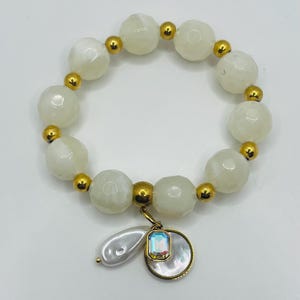 Pearl and gold stainless steel bracelet