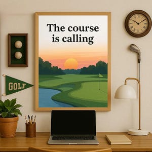 The Course Is Calling - Golf Wall Art - Oprawiony obraz golfowy o zachodzie słońca | Dekoracja golfowa do biura, męskiej jaskini lub na prezent