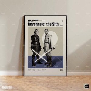 Può includere: Un poster del film Star Wars: La vendetta dei Sith, con un'immagine in bianco e nero di due personaggi, uno con una tunica nera e l'altro con una tunica bianca, con spade laser incrociate davanti a loro. Il titolo "La vendetta dei Sith" è in grassetto, in nero. L'anno 2005 è stampato nell'angolo in basso a destra.