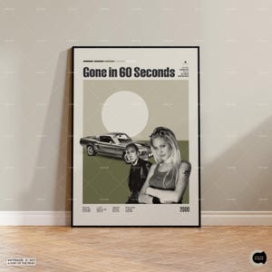 Puede incluir: Un póster en blanco y negro con un collage de imágenes de la película Gone in 60 Seconds. El póster presenta un coche de músculo negro, una mujer con el pelo corto y un hombre con barba. El texto "Gone in 60 Seconds" está en la parte superior del póster, y el año "2000" está en la parte inferior.