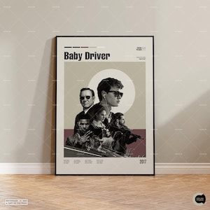 Könnte beinhalten: Gerahmtes Filmplakat für "Baby Driver" mit Sepia-Design. Das Poster zeigt den Filmtitel, das Jahr 2017 und die Schauspieler. Das Poster ist in einem schwarzen Rahmen und wird auf einem Holzboden präsentiert.