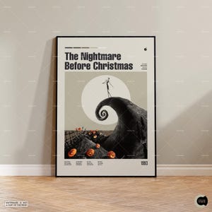 Puede incluir: Un póster en blanco y negro con el título "The Nightmare Before Christmas" en texto blanco en negrita. El póster presenta una ilustración en blanco y negro de Jack Skellington de pie en una colina con una forma de espiral. El fondo es de color gris claro con un círculo blanco en el fondo. El año 1993 está impreso en la esquina inferior derecha.