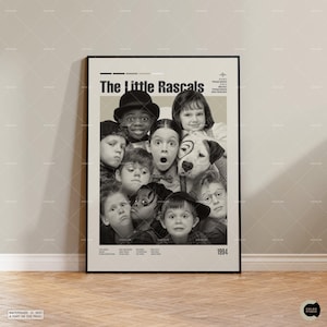 Puede incluir: Un póster en blanco y negro de la película "Los pequeños Rascals" con un grupo de niños y un perro. El póster tiene el título de la película y el año 1994.