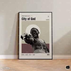 Puede incluir: Un póster de película minimalista para la película "Ciudad de Dios" con una imagen en blanco y negro de un joven sosteniendo un arma. El póster tiene un esquema de color marrón, beige y blanco con el título "Ciudad de Dios" en texto negro y el año "2002" en texto blanco.