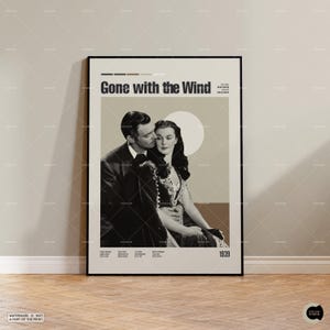 Puede incluir: Un póster en blanco y negro con el título "Lo que el viento se llevó" y una foto de Clark Gable y Vivien Leigh. El póster es un póster de película de estilo vintage con un círculo blanco en el fondo.