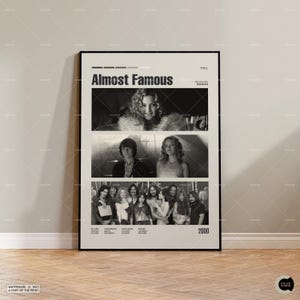 Puede incluir: Cartel de película en blanco y negro para la película "Almost Famous" estrenada en 2000. El cartel presenta tres imágenes del reparto, incluyendo una foto de grupo de la banda y dos fotos individuales de actores.
