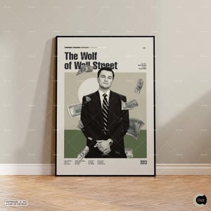 Può includere: Un poster incorniciato del film "The Wolf of Wall Street" con Leonardo DiCaprio. Il poster ha uno sfondo beige con una striscia verde in basso. Il titolo è in grassetto nero e il denaro è raffigurato mentre cade intorno all'attore.