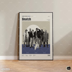Könnte beinhalten: Ein Filmplakat für den Film "Snatch" mit einer Gruppe von Männern in Anzügen und einem weißen Hund. Das Plakat ist in Schwarzweiß mit blauem Hintergrund. Der Titel des Films steht in großen, fetten Buchstaben oben auf dem Plakat. Das Jahr 2000 ist unten auf dem Plakat gedruckt.