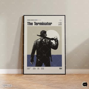 Könnte beinhalten: Gerahmtes Poster mit dem Filmtitel "The Terminator". Das Poster zeigt eine Figur in einer Lederjacke mit einer Waffe vor einem minimalistischen Hintergrund. Das Design verwendet Schwarz, Beige, Blau und Weiß. Das Jahr "1984" ist abgebildet.