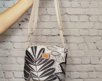 Bolso de hombro cúbico con estampado de hojas grises