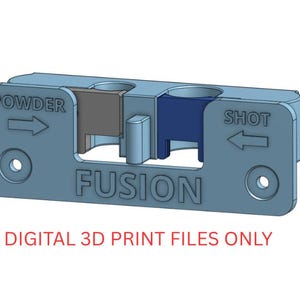 Puede incluir: Un componente azul claro impreso en 3D etiquetado como FUSION con dos aberturas circulares. El lado izquierdo está marcado como POWDER con una flecha hacia la derecha, y el derecho como SHOT con una flecha hacia la izquierda. Texto: DIGITAL 3D PRINT FILES ONLY.
