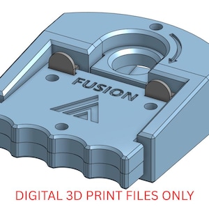 Op de afbeelding: Een lichtblauw 3D-geprint mechanisch onderdeel met een geschulpte voorrand, twee kleine donkere ronde inzetstukken en een centrale ronde opening. Het woord FUSION staat in reliëf boven een driehoekig icoon. De tekst luidt DIGITAL 3D PRINT FILES ONLY.