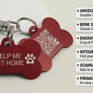 Op de afbeelding: Rode botvormige hondenpenningen met de tekst "HELP ME GET HOME" en pootafdrukiconen. Eén penning heeft een scanbare QR-code. Kenmerken zijn geanodiseerd aluminium, gegraveerde tekst en een premium sluiting.