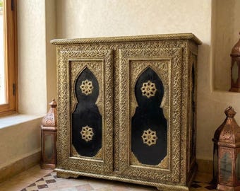 Handsnidad marockansk mässingsskåp i präglat mässing | Stor utsmyckad morisk skänk i trä och mässing