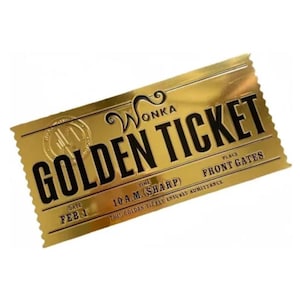 Puede incluir: Un "Golden Ticket" dorado con texto negro. El boleto dice "Wonka Golden Ticket" con la fecha "FEB. 1" y la hora "10 A.M. (SHARP)". El borde del boleto tiene un diseño decorativo y dentado. El texto "FRONT GATES" también es visible.