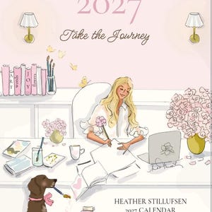 Peut inclure: Un calendrier 2027 intitulé Take the Journey par Heather Stillufsen. L'illustration montre une personne blonde écrivant à un bureau avec un chien brun, des livres, des fleurs et des fournitures d'art. La palette est rose pâle et blanche.