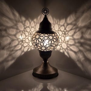 Türkische Tischlampe aus mundgeblasenem Glas: Marokkanische Nachttischlampe