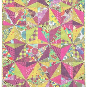 Puede incluir: Una colcha rectangular con un patrón geométrico de triángulos en tonos vibrantes de rosa fucsia, verde lima, amarillo y morado oscuro. La tela muestra varios estampados que incluyen círculos, patrones de cuadros y motivos florales.