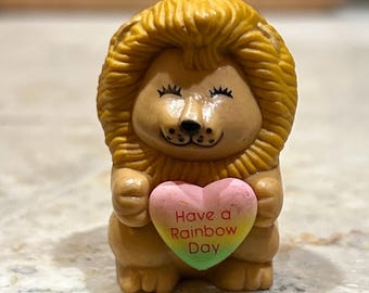 Faites fabriquer une figurine de lion Rainbow Day par Russ Berrie & Co
