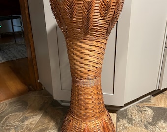 panier vintage du milieu du siècle en osier tressé et en rotin en forme de sablier