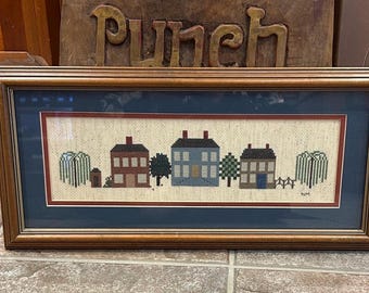 Vintage, encadré, point de croix représentant une scène de village de style colonial ou de la Nouvelle-Angleterre
