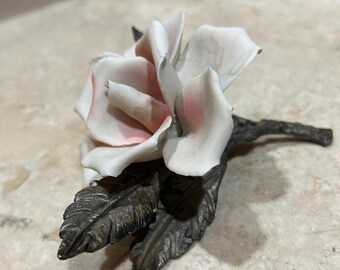 figurine rose vintage en porcelaine avec une tige en métal et des feuilles