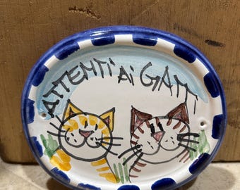 Plaque ATTENTION AUX CHATS vintage en céramique peinte à la main