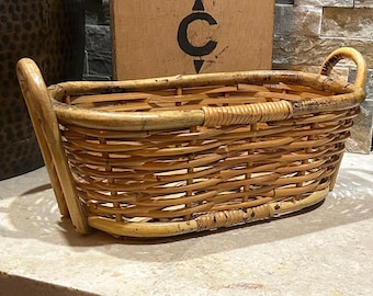corbeille vintage en osier avec motif en rotin tressé et poignées en bambou courbées