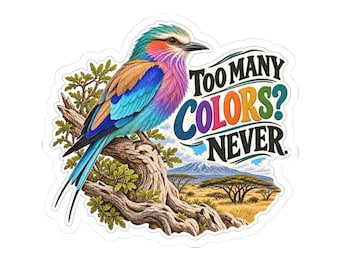 Pode incluir: Um autocolante recortado com um rolieiro-de-peito-lilás pousado num ramo de árvore retorcido. O fundo mostra uma paisagem de savana com uma montanha e o texto "TOO MANY COLORS? NEVER." em letras a negrito e multicoloridas.