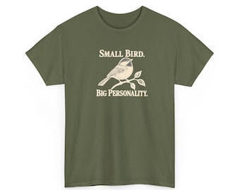 Camiseta com estampa de chapim-de-cabeça-preta, passarinho pequeno com grande personalidade, ilustração de pássaro com inspiração vintage.