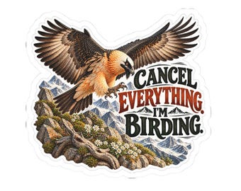 Pode incluir: Um autocolante recortado com um abutre-barbudo em voo sobre uma paisagem montanhosa rochosa com flores brancas e o texto CANCEL EVERYTHING I'M BIRDING em letras pretas e vermelhas. A ave tem penas castanhas e creme.