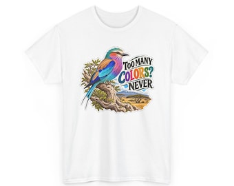 Pode incluir: Uma t-shirt branca com um colorido rolieiro-de-peito-lilás pousado num ramo de árvore. O gráfico inclui uma paisagem de savana e o texto "TOO MANY COLORS? NEVER" numa fonte estilizada a preto e várias cores.