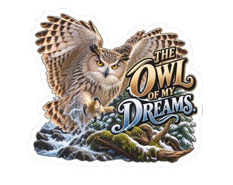 Pode incluir: Um adesivo com uma coruja castanha e branca de olhos amarelos em voo sobre um riacho nevado com rochas e pinheiros. O texto THE OWL OF MY DREAMS está numa fonte estilizada dourada e azul. O design tem um contorno branco.