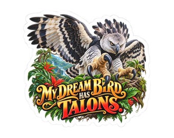 Pode incluir: Um adesivo recortado apresentando uma harpia com asas abertas pousada em um cenário de floresta tropical. O texto MY DREAM BIRD HAS TALONS está impresso em uma fonte amarela e laranja ousada e estilizada na parte inferior do design.