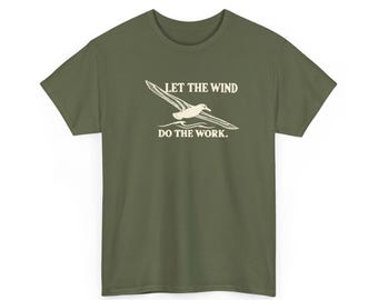 Camiseta com estampa de albatroz-de-Laysan, "Deixe o vento fazer o trabalho", arte de ave marinha em tons de marfim.