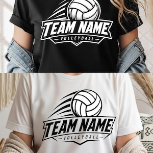 Peut inclure: T-shirts de volley-ball noirs et blancs. Chaque t-shirt présente un graphisme de ballon de volley-ball avec le texte "TEAM NAME - VOLLEYBALL". Le ballon de volley-ball est représenté avec des lignes de mouvement. Un t-shirt est noir, l'autre est blanc.