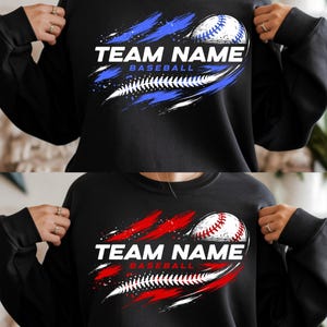 Peut inclure: Sweat-shirt noir avec un motif de baseball. Le motif comprend le texte "TEAM NAME" en blanc, avec "BASEBALL" en dessous. Un graphisme de baseball est à droite, avec des accents bleus et blancs. Un deuxième sweat-shirt a un motif similaire, mais avec des accents rouges.
