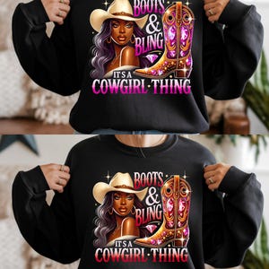 Peut inclure: Sweat-shirt noir avec un motif représentant une cowgirl portant un chapeau, des cheveux longs et une botte ornée de bijoux. Le texte indique "BOOTS & BLING" et "IT'S A COWGIRL THING" en rose et blanc.
