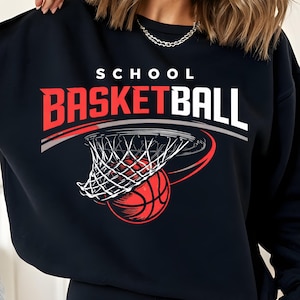 Peut inclure: Sweat-shirt bleu marine avec un motif de basket-ball. Le design présente un ballon de basket entrant dans un filet, avec les mots "SCHOOL BASKETBALL" en rouge et blanc. Le sweat-shirt est de couleur bleu marine foncé.
