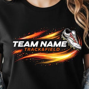 Peut inclure: T-shirt noir avec un motif graphique représentant une chaussure de course et les mots "TEAM NAME TRACK & FIELD" en blanc. Le motif comprend des traits orange et jaune, suggérant la vitesse et le mouvement.